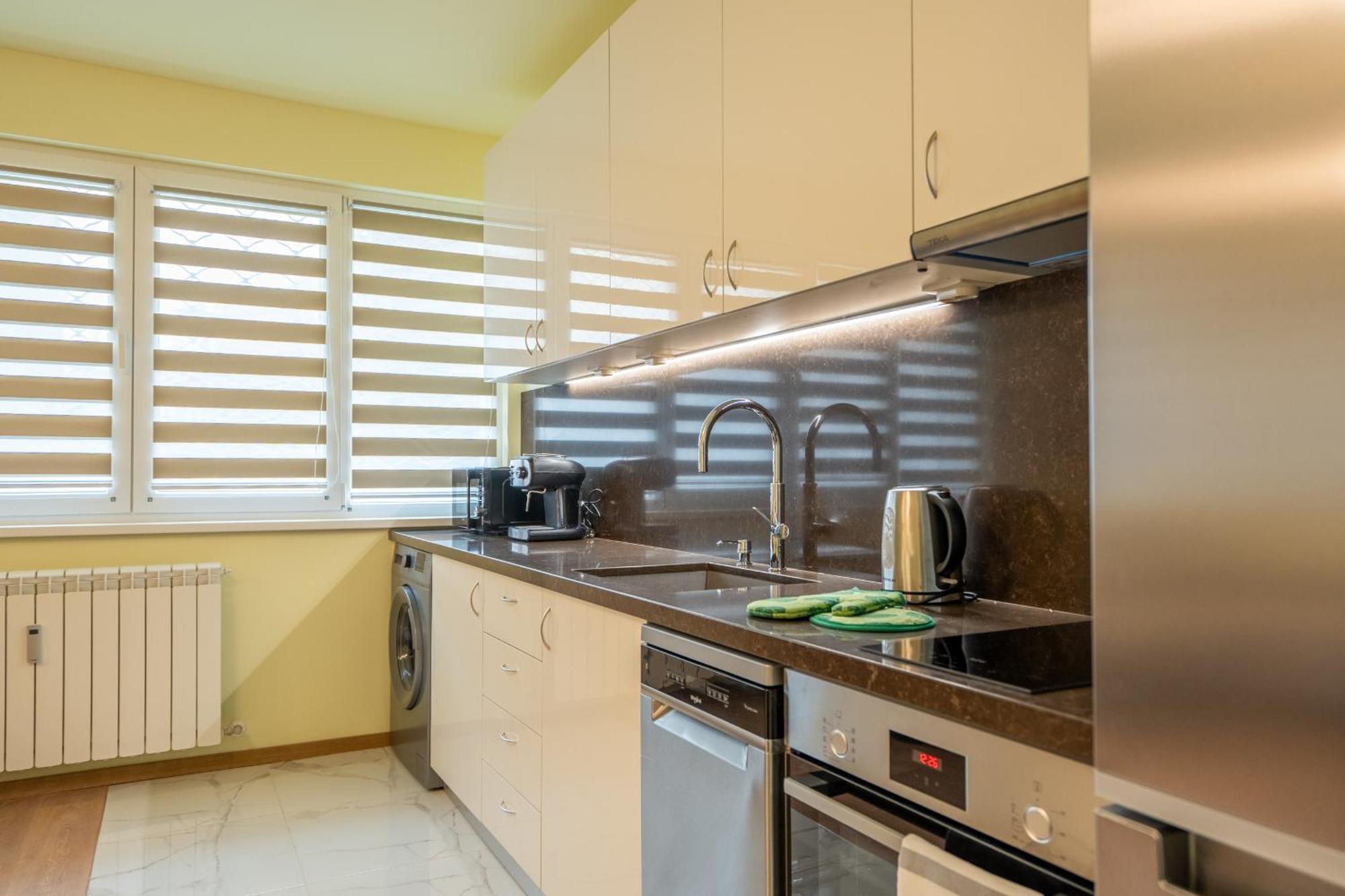 Top Location Central New & Spacious 3 Bdr Apt Medical Academy 소피아 외부 사진