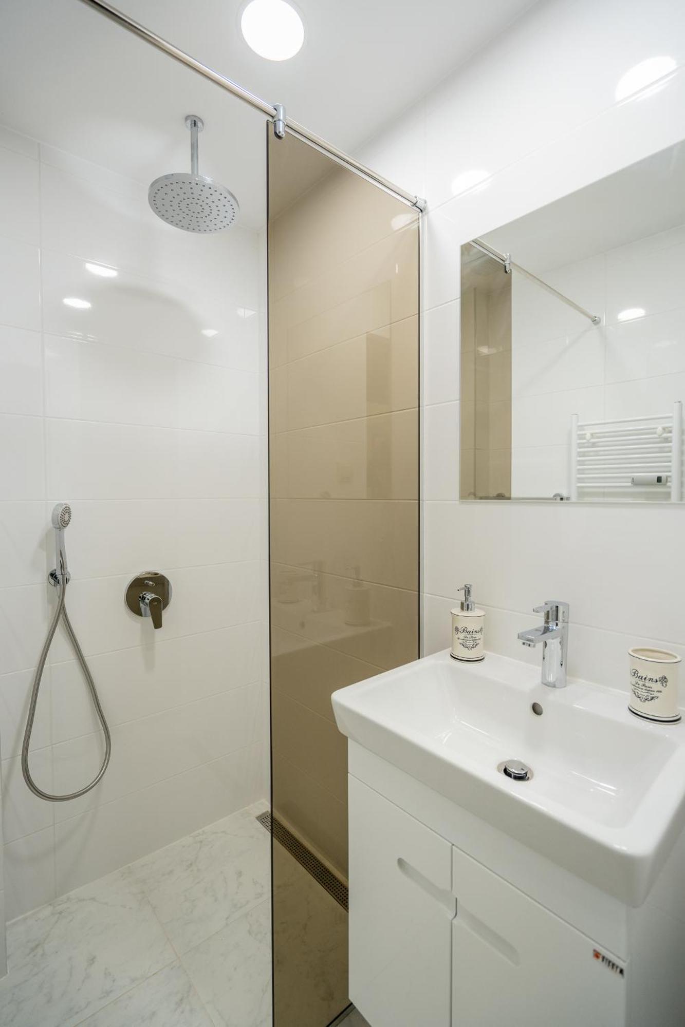 Top Location Central New & Spacious 3 Bdr Apt Medical Academy 소피아 외부 사진
