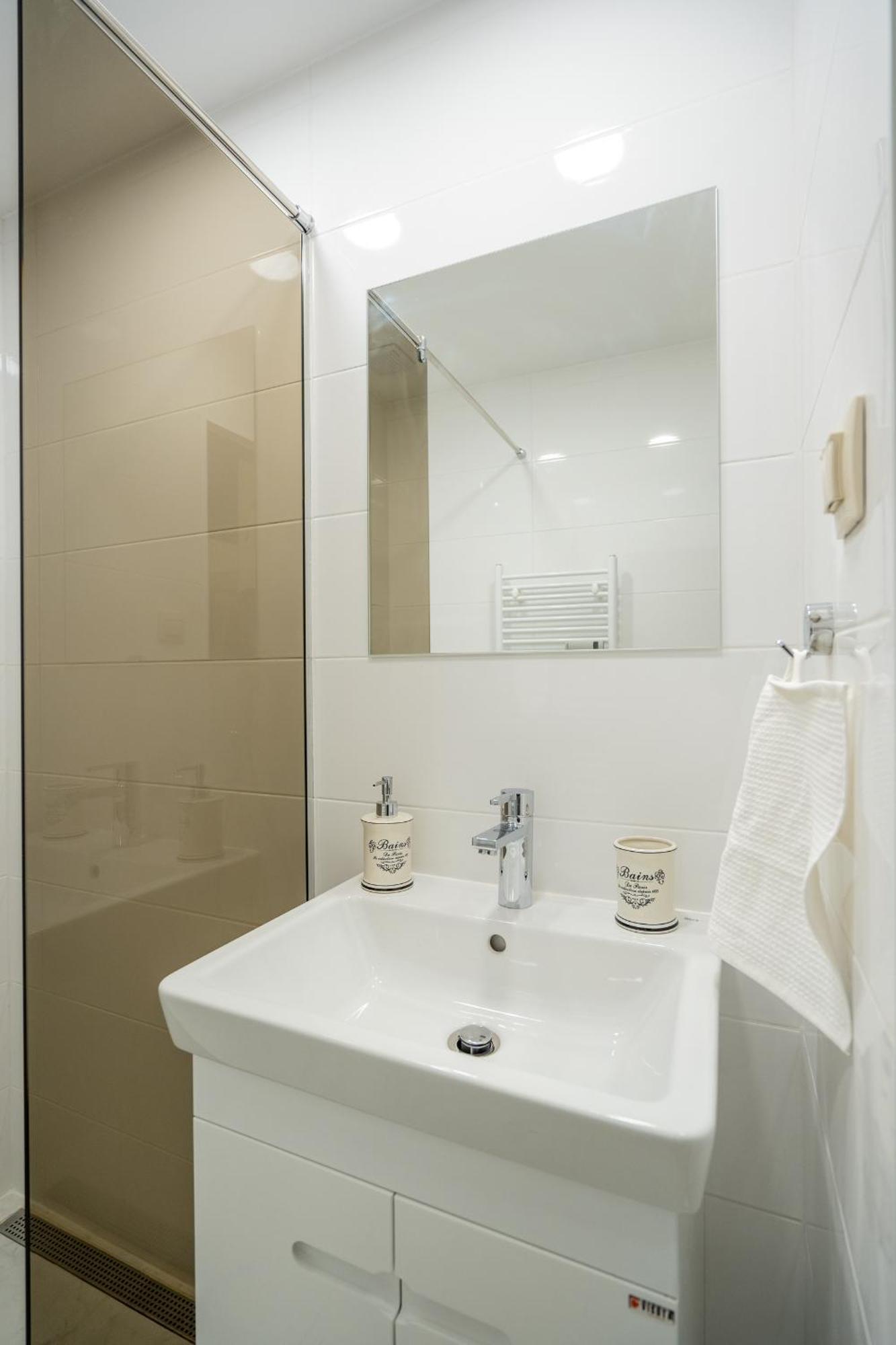 Top Location Central New & Spacious 3 Bdr Apt Medical Academy 소피아 외부 사진
