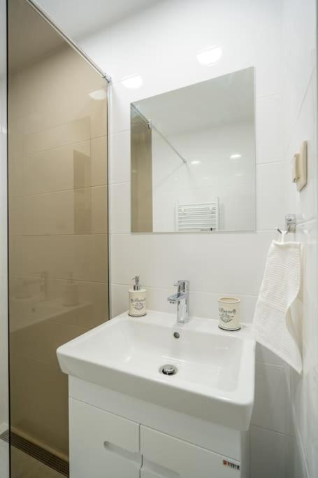 Top Location Central New & Spacious 3 Bdr Apt Medical Academy 소피아 외부 사진