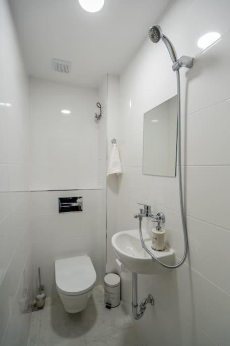 Top Location Central New & Spacious 3 Bdr Apt Medical Academy 소피아 외부 사진