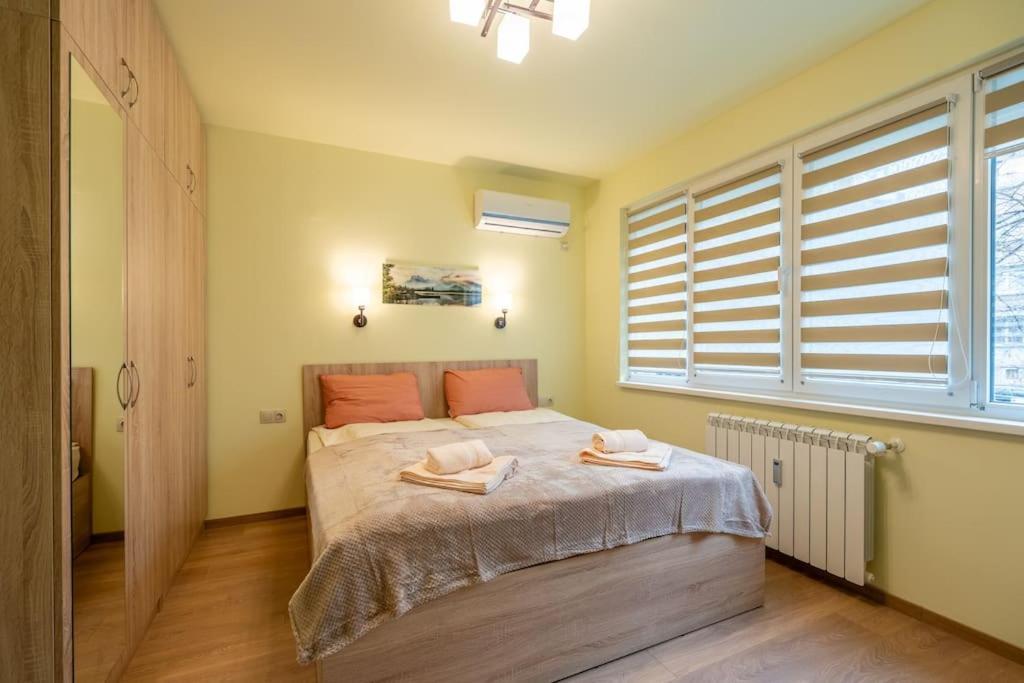 Top Location Central New & Spacious 3 Bdr Apt Medical Academy 소피아 외부 사진