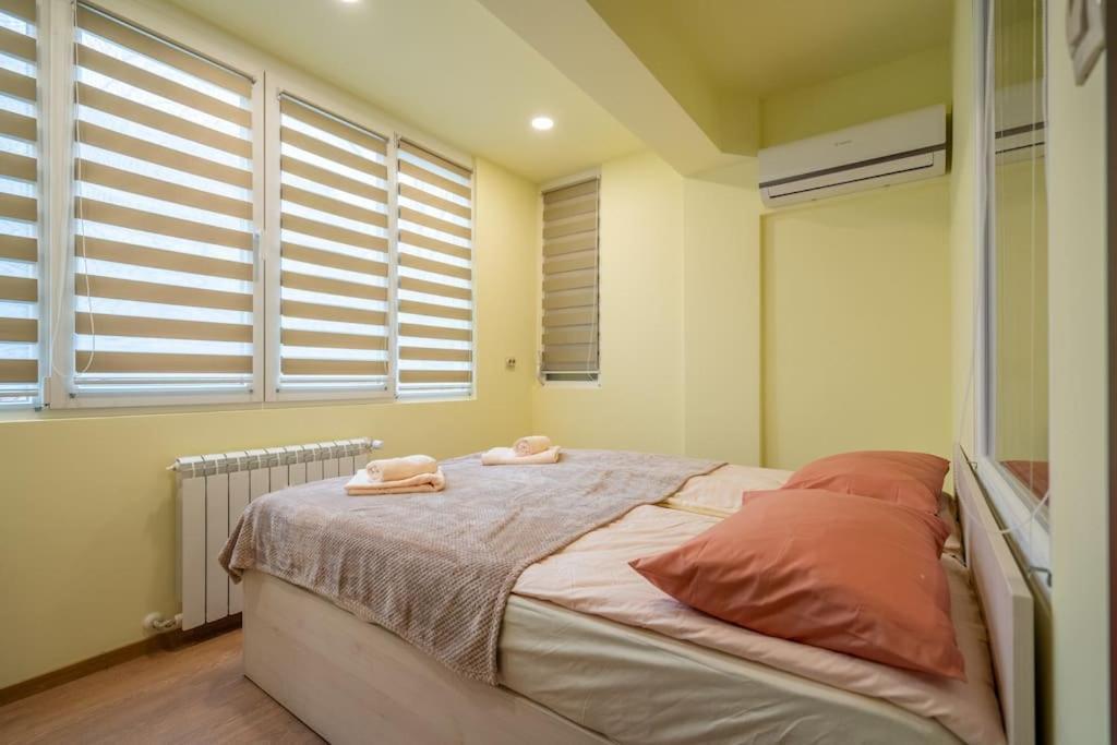 Top Location Central New & Spacious 3 Bdr Apt Medical Academy 소피아 외부 사진