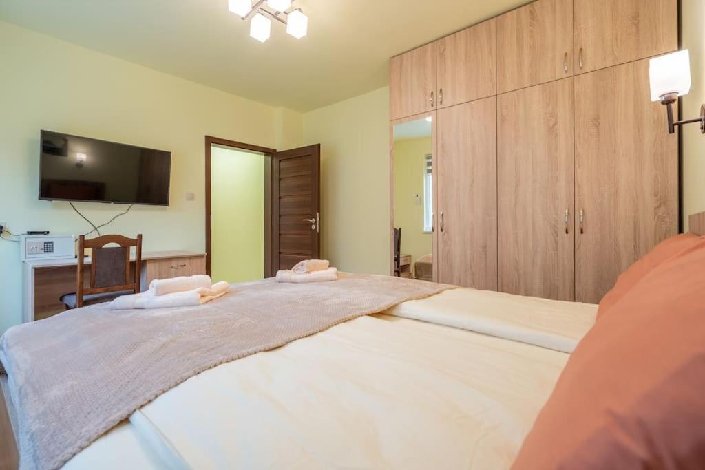 Top Location Central New & Spacious 3 Bdr Apt Medical Academy 소피아 외부 사진