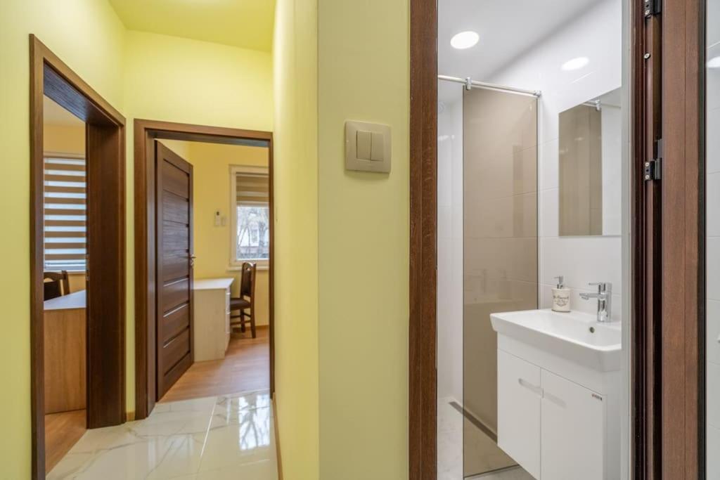Top Location Central New & Spacious 3 Bdr Apt Medical Academy 소피아 외부 사진
